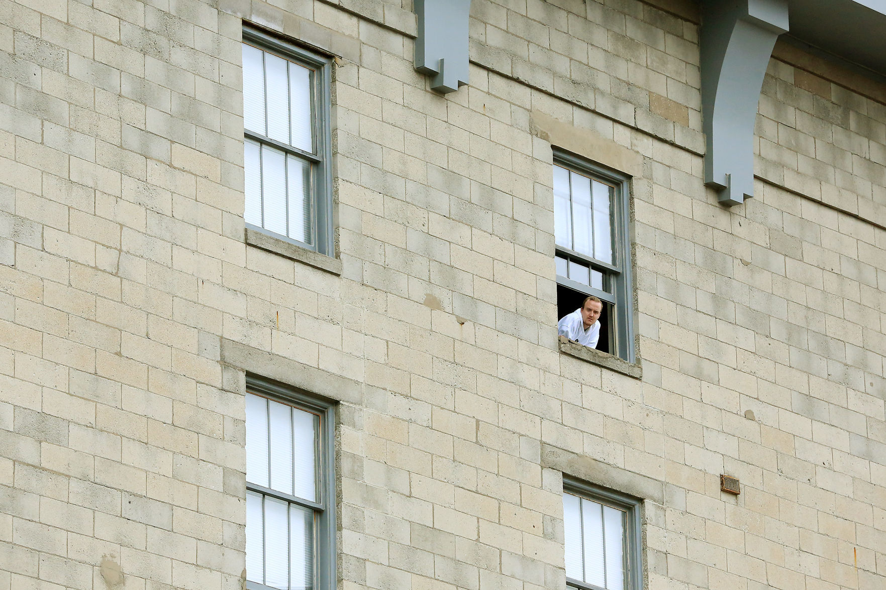 050119-qct-floodwall-010